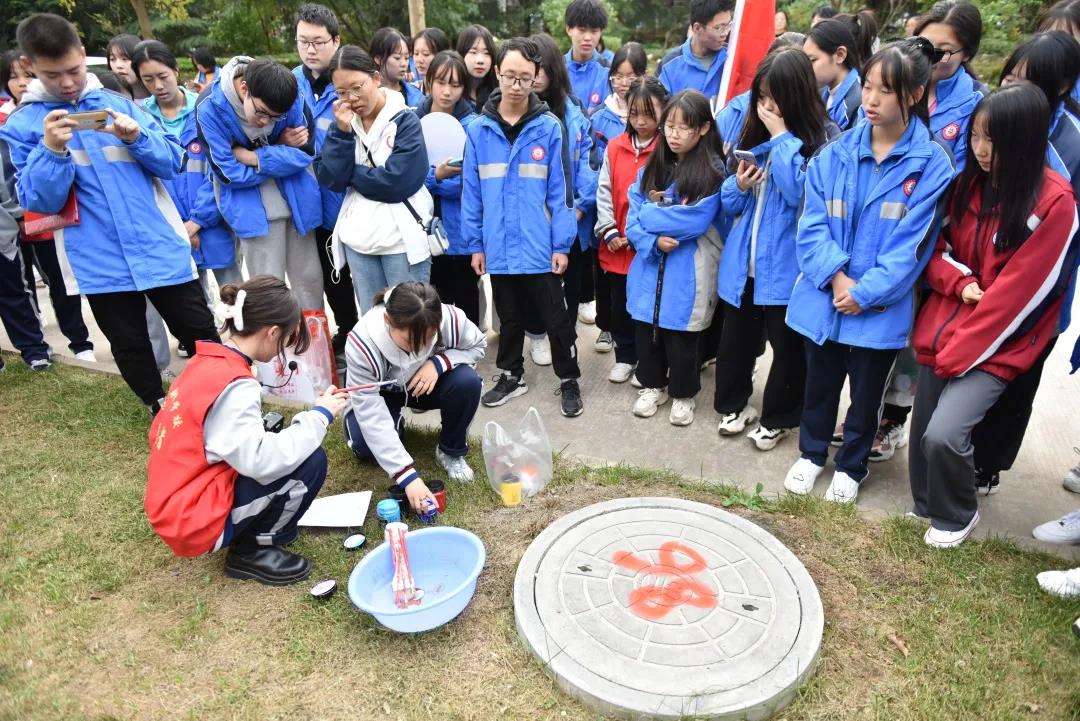 請黨放心，強(qiáng)國有我——我校舉辦井蓋涂鴉主題團(tuán)日活動